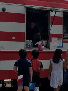 お使いする子供たち