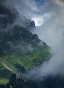 霧がかかった山