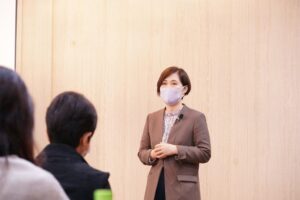 講演中の皆川公美子さん